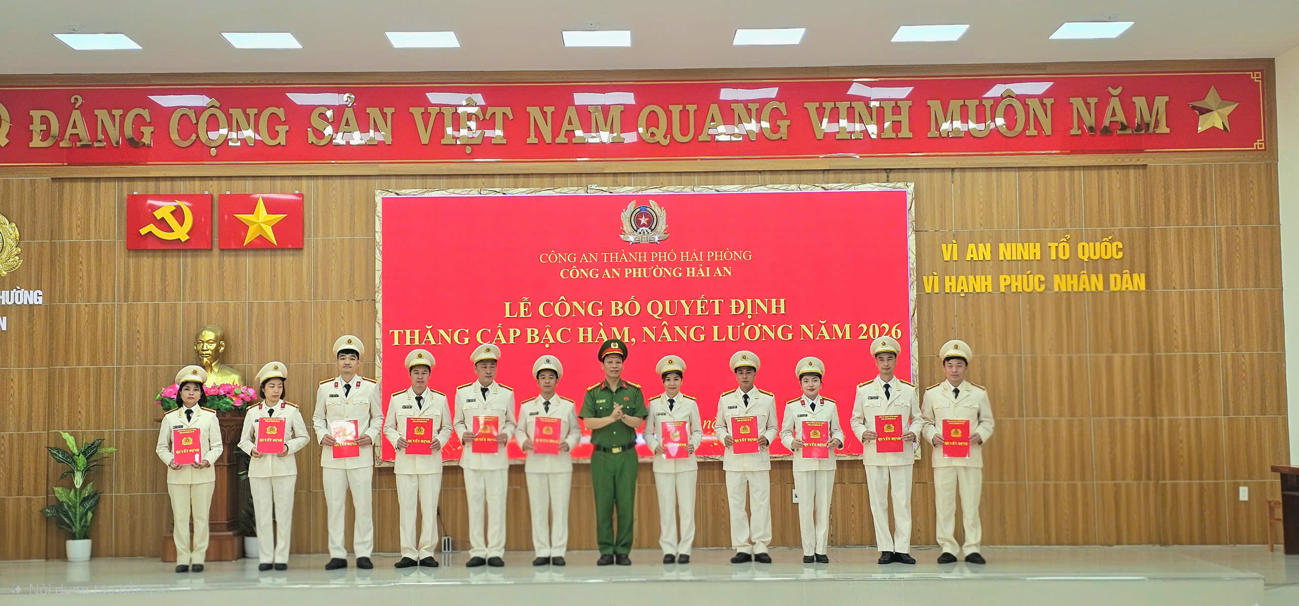 Công an phường Hải An tổ chức chào cờ đầu tháng, trao quyết định thăng cấp bậc hàm, nâng lương và phát động đợt thi đua đặc biệt năm 2026
